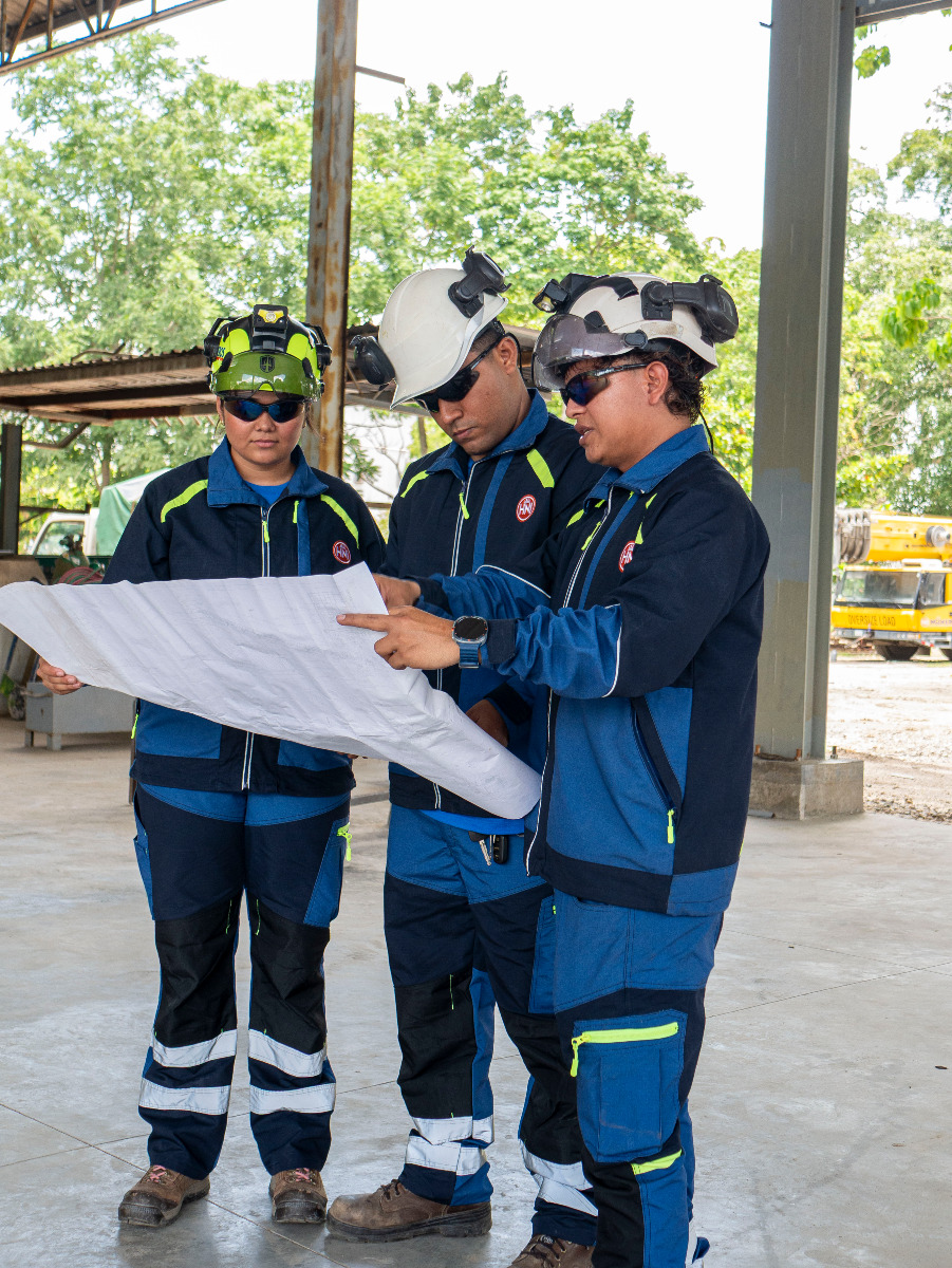 Equipo de HN Ingenieros en planta